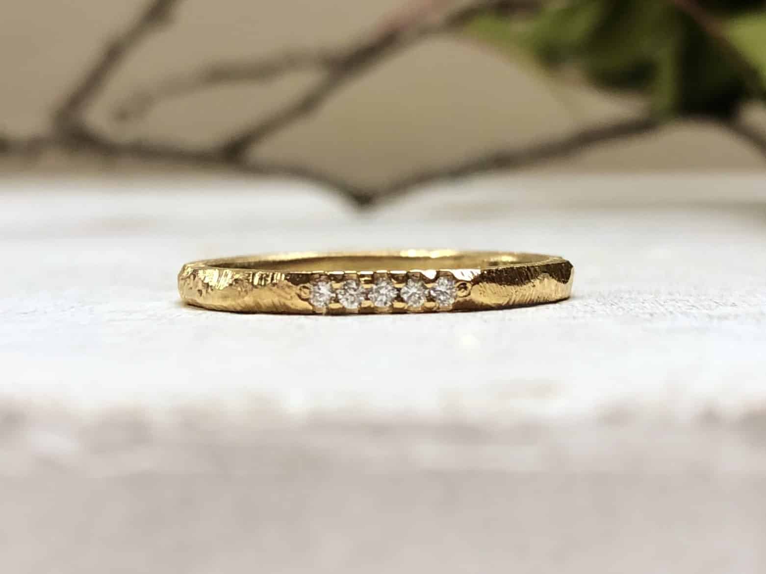 Memoire Ring mit fünf Steinen und Struktur "Fasetti 1" 2 Goldener Memoire Ring mit fünf Steinen und Struktur vom Goldschmied Fasetti 1