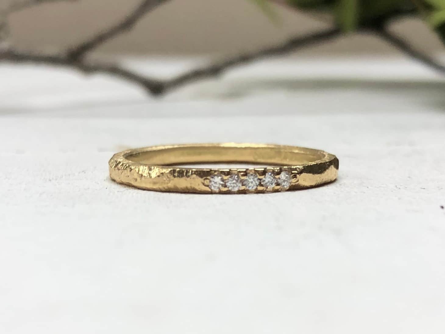 Memoire Ring mit fünf Steinen und Struktur "Fasetti 1" 4 Memoire Ring mit Struktur und fünf Steinen Fasetti 1