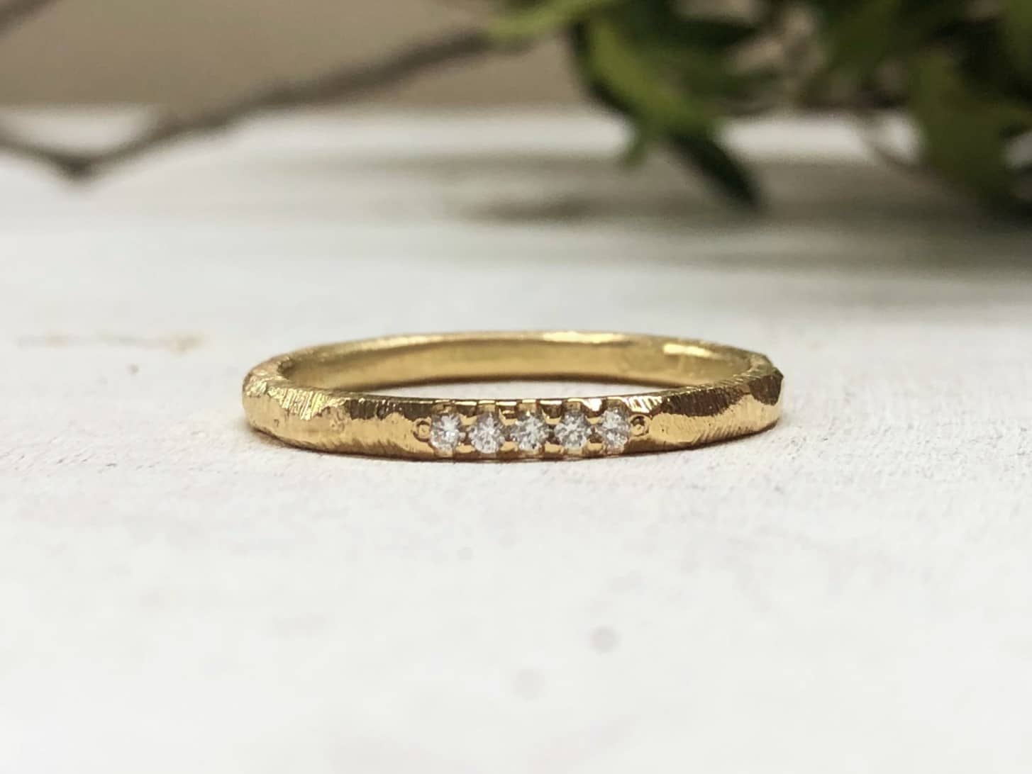 Memoire Ring mit fünf Steinen und Struktur "Fasetti 1" 1 Memoire Ring mit fünf Steinen und Struktur vom Goldschmied Fasetti 1