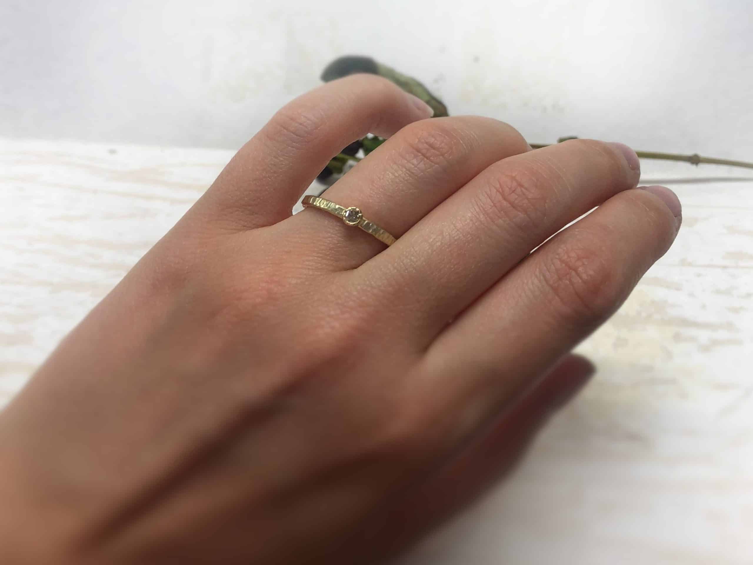 Boho Verlobungsring "Celestas" 5 Boho Verlobungsring an der Hand Modell Celestas