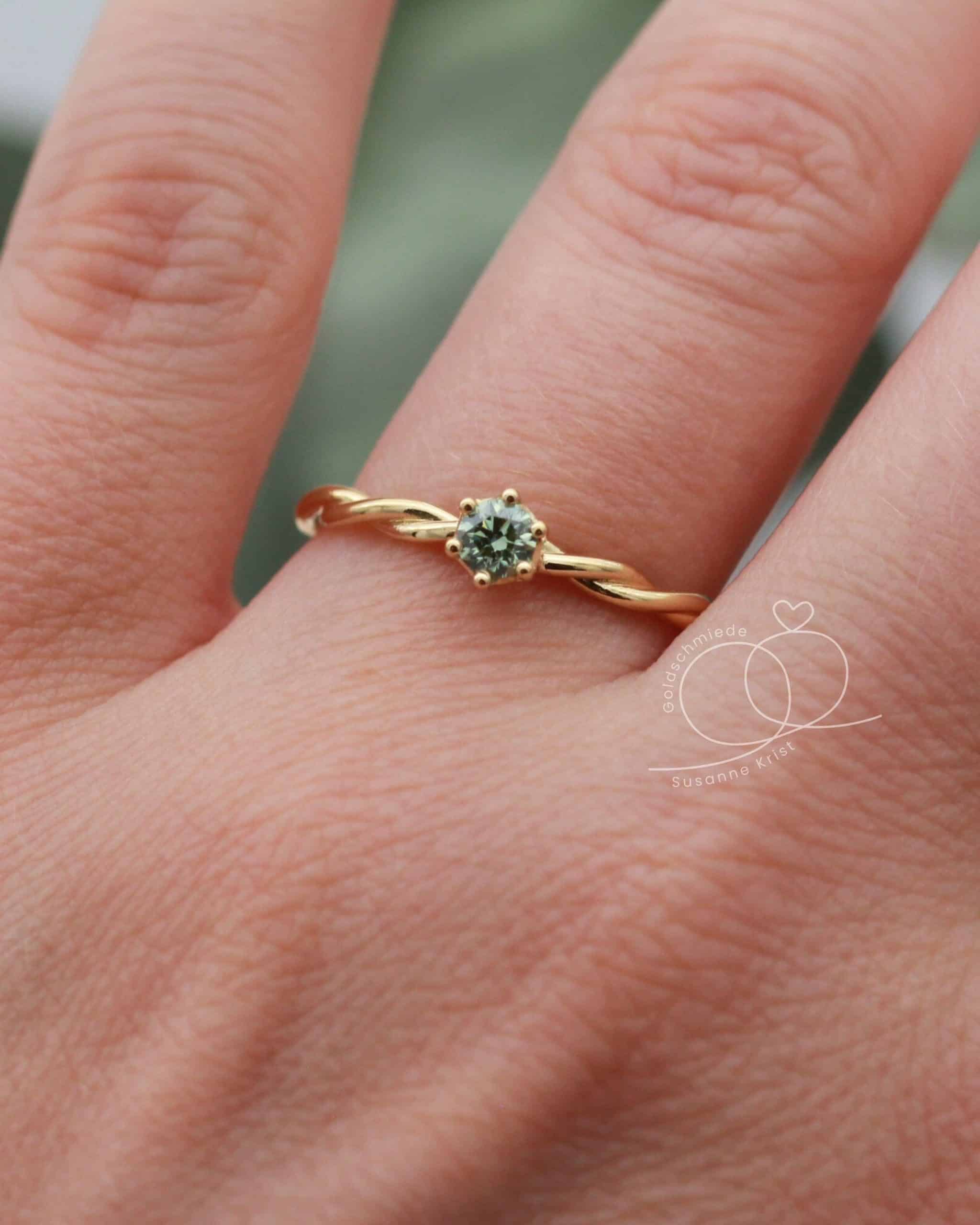 Goldring grüner Stein "Bria" 2 Bria Kordelring Goldring grüner Stein