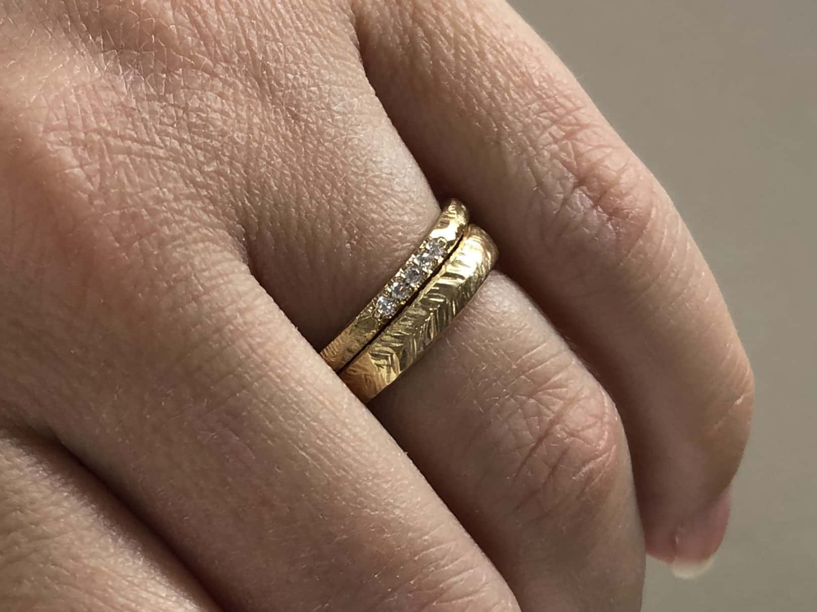Memoire Ring mit fünf Steinen und Struktur "Fasetti 1" 12 Facettierter Verlobungsring als Vorsteckring mit vielen Steinchen am Ehering angesteckt Fasetti 1