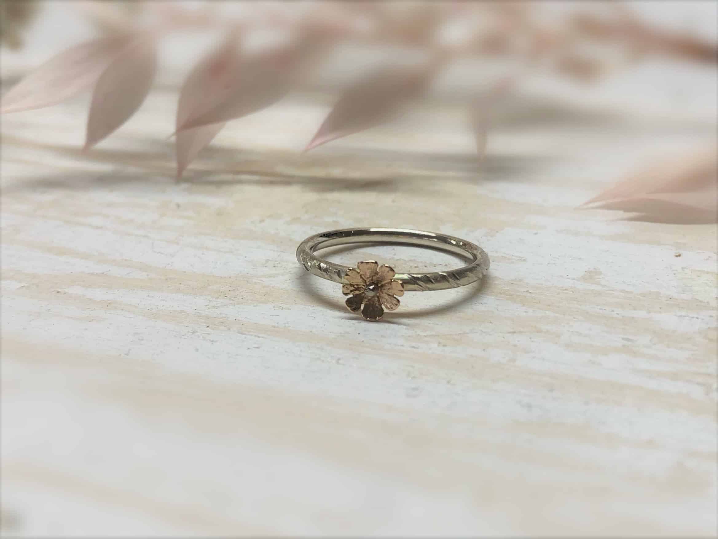 Verlobungsring mit Blume "Chrysante" 1 Verlobungsring mit Blume "Chrysante"