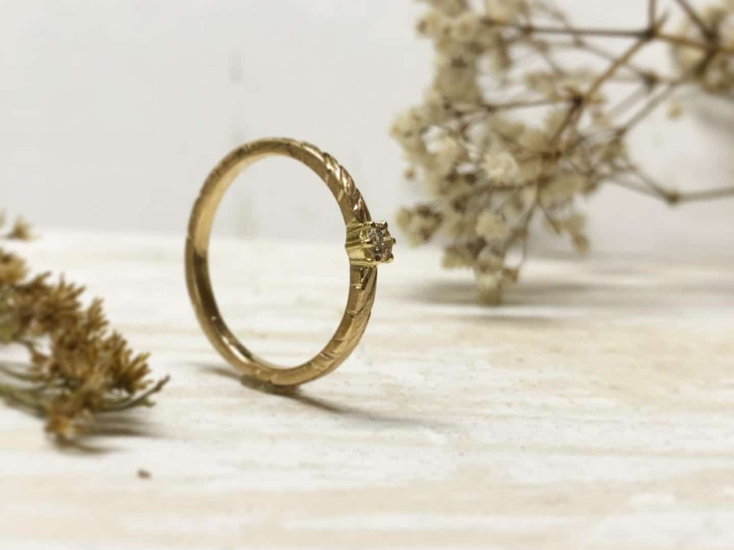 Verlobungsring mit Holzoptik "Vivina 1" 3 Floraler Verlobungsring mit Krallenfassung Vivina