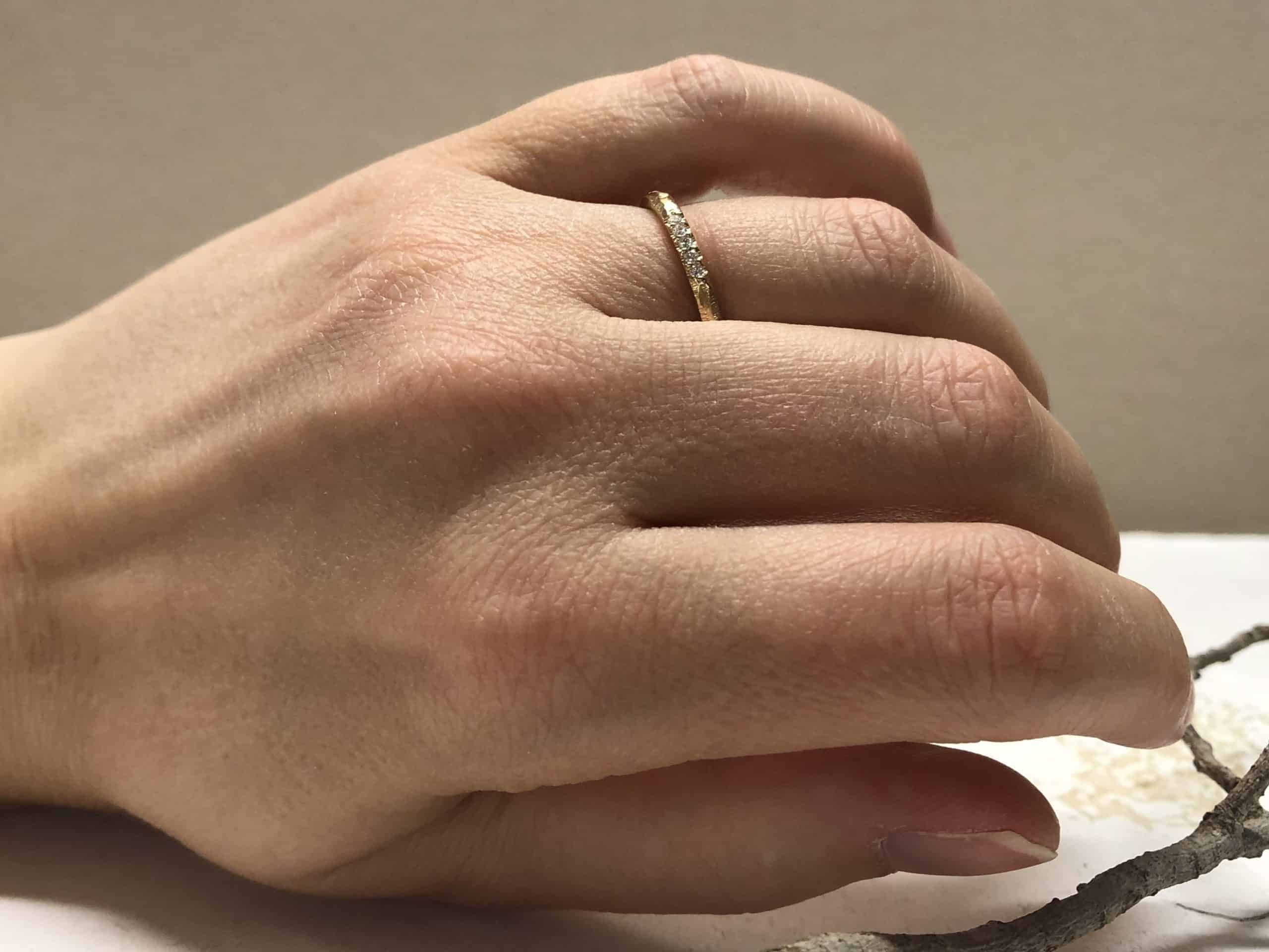 Memoire Ring mit fünf Steinen und Struktur "Fasetti 1" 9 Gehämmerter Verlobungsring mit 5 Steinchen Handbild Fasetti 1