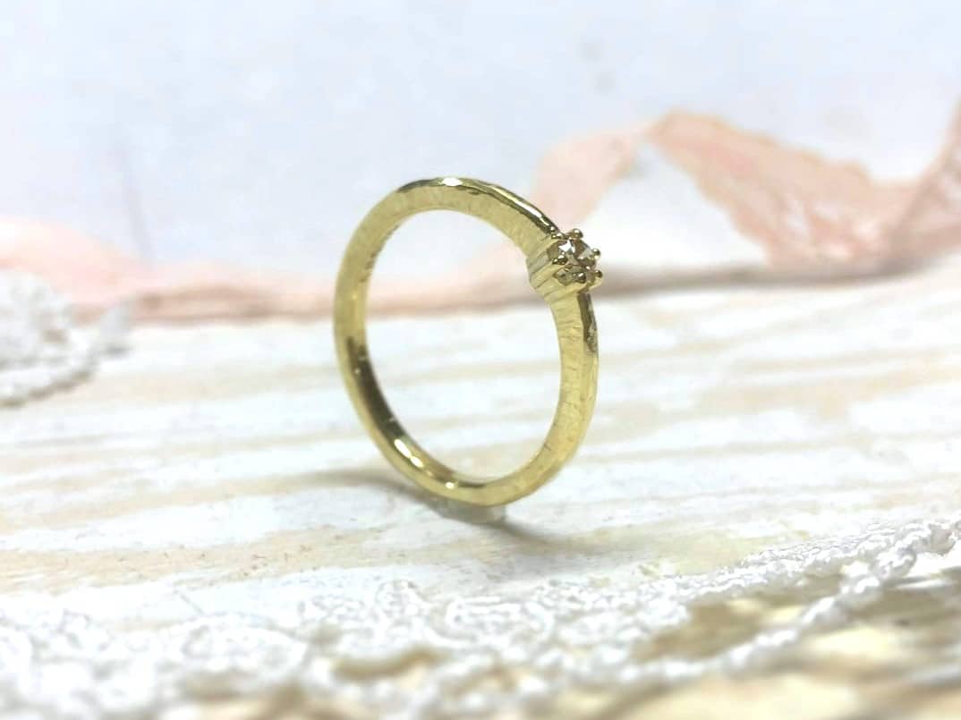 Gehämmerter Verlobungsring mit großem Stein "Solea 1" 5 Krallenverlobungsring in Gold mit großem Stein Solea 1
