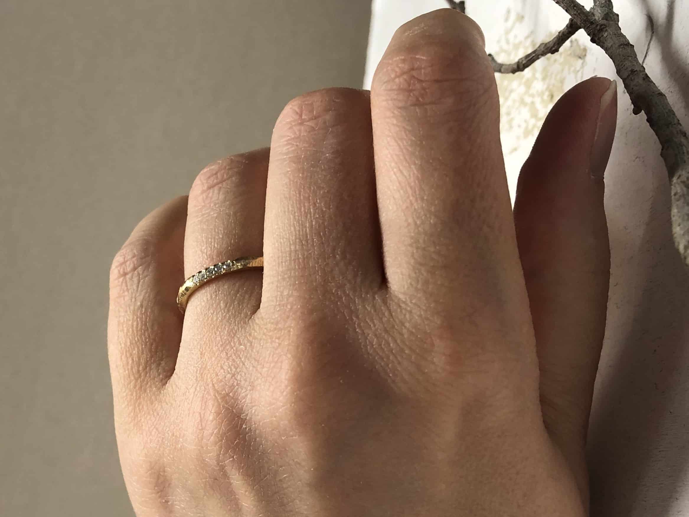 Memoire Ring mit fünf Steinen und Struktur "Fasetti 1" 10 Geschmiedeter Memoire Ring an der Hand Fasetti 1