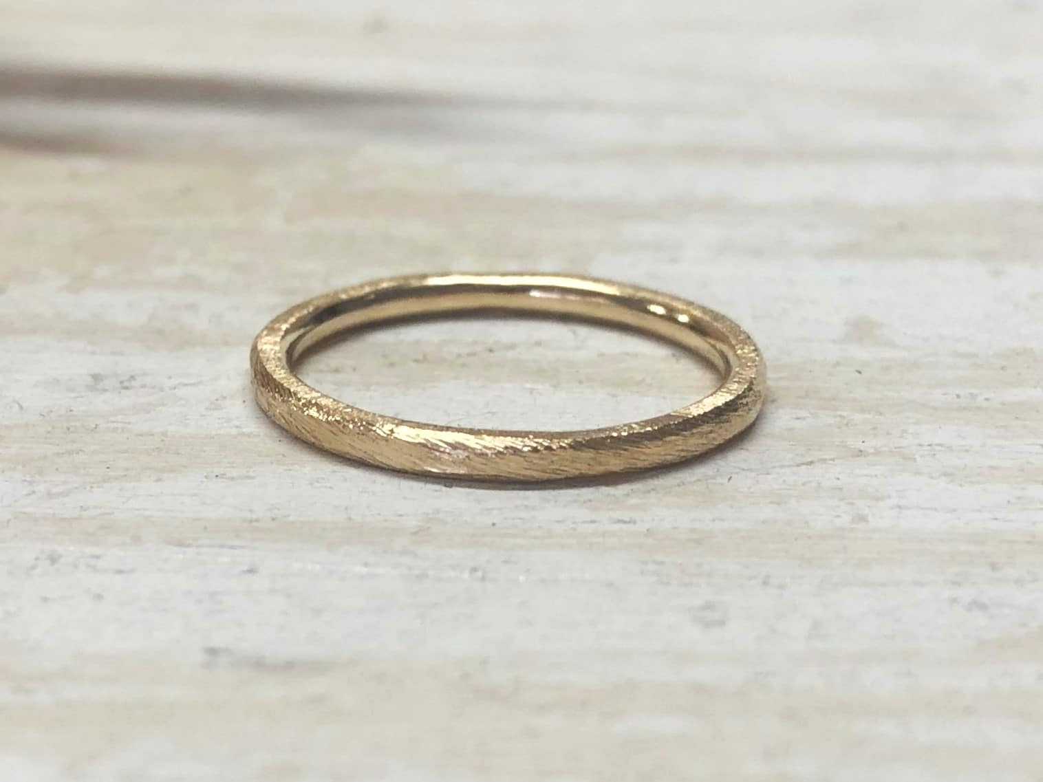 Robuster Rosegoldring ohne Stein "Areni 1" 2 Geschmiedeter Verlobungrsing mit Muster aus Rosegold mit Riffeln Areni 1