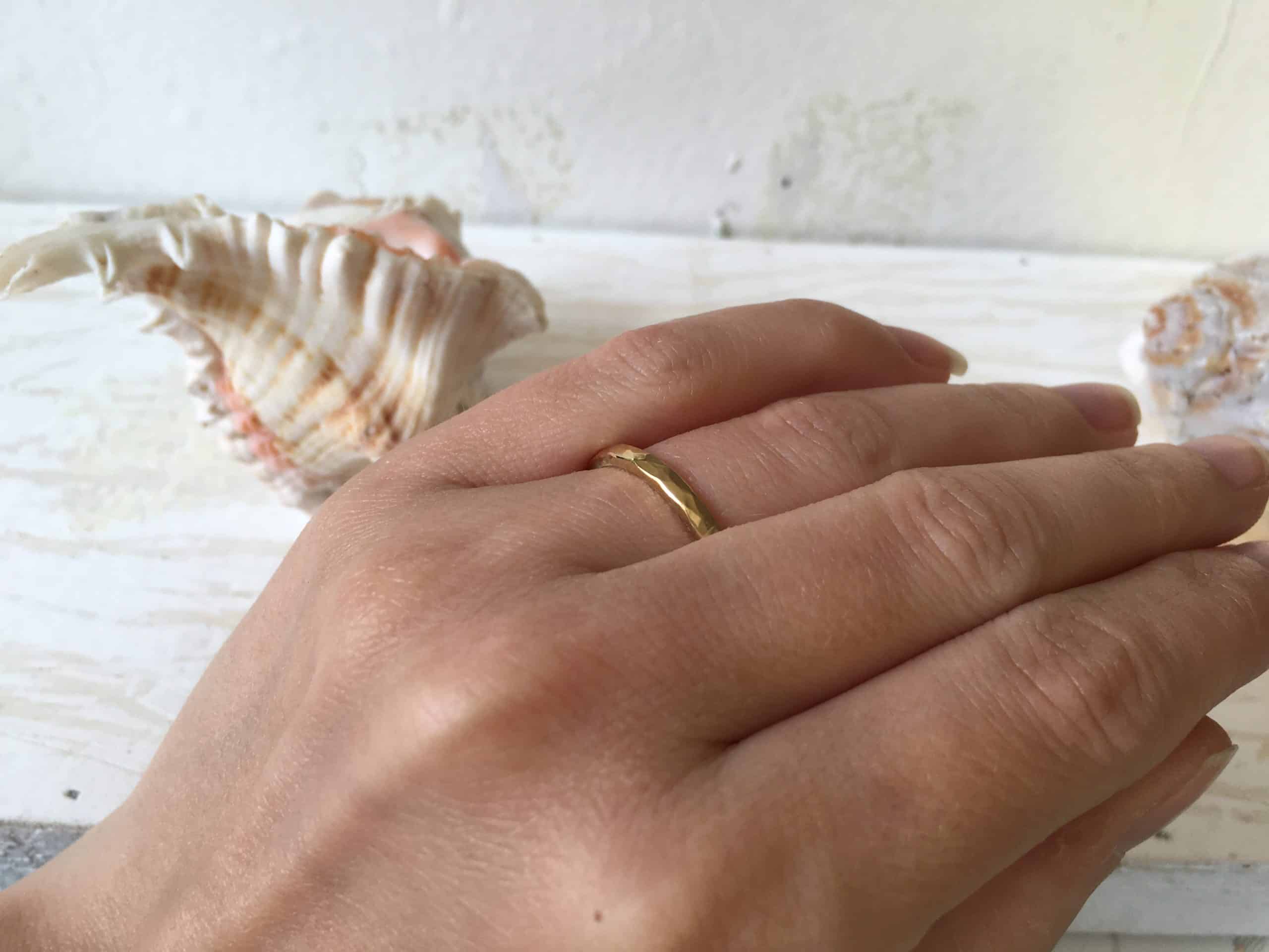 Verlobungsring mit Hammerschlag "Megira" 2 Goldener Hammerschlag Verlobungsring Megira