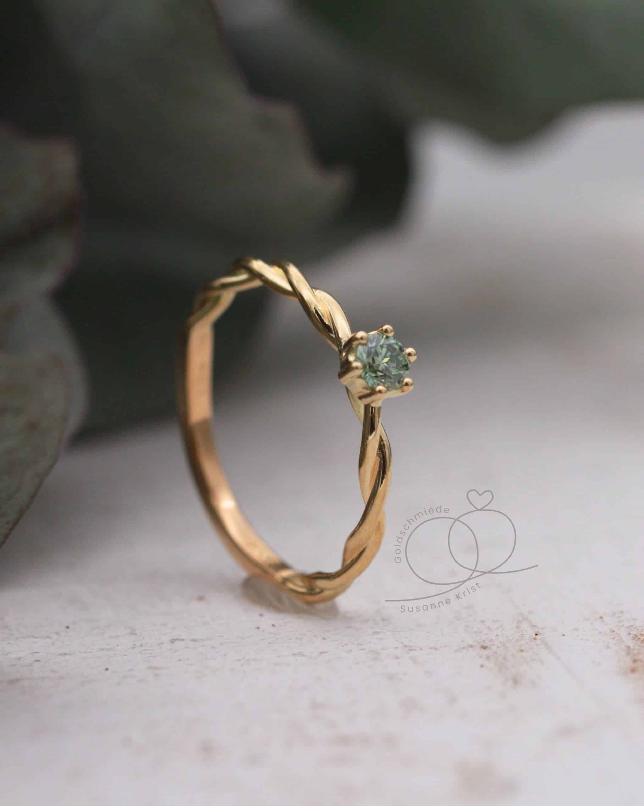 Goldring grüner Stein "Bria" 4 Goldring grüner Stein als Verlobungsring mit hellgrünem Stein Bria