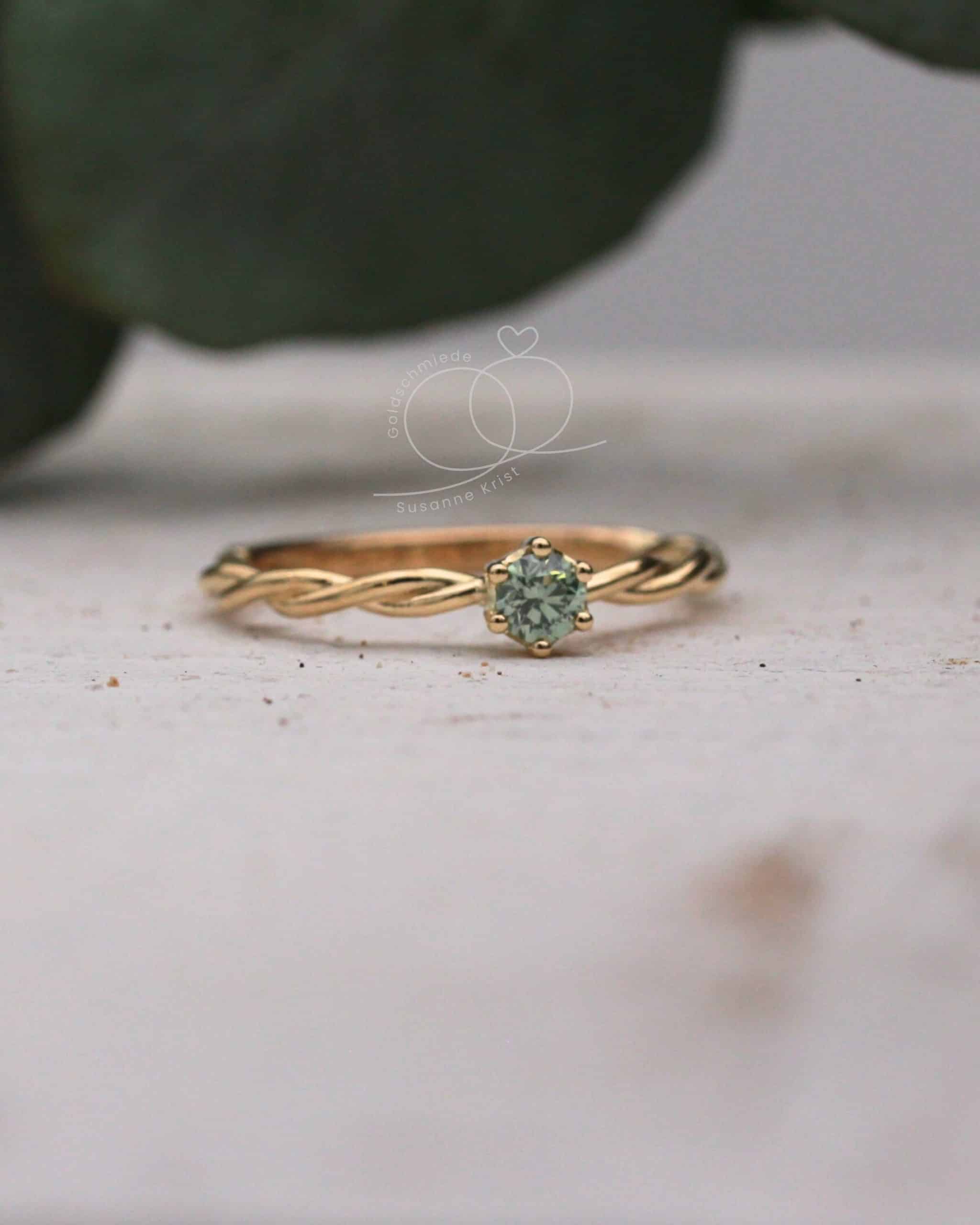 Goldring grüner Stein "Bria" 3 Goldring grüner Stein Bria als Verlobungsring