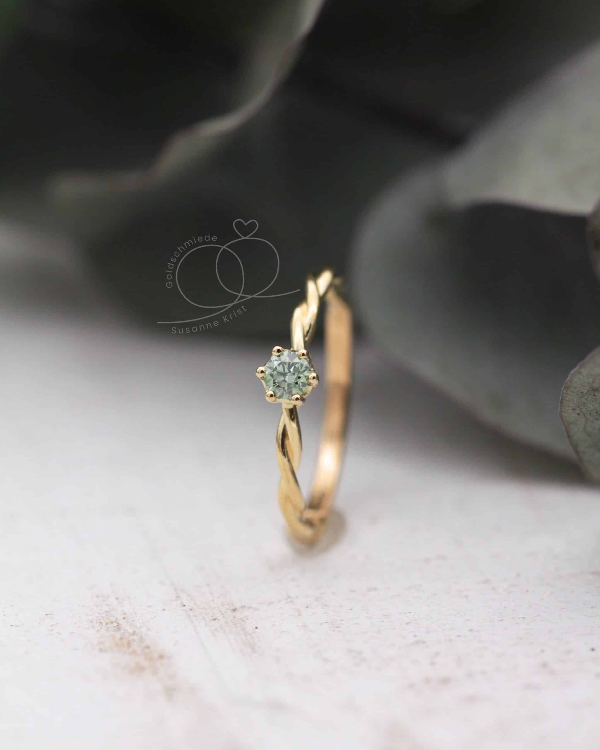 Goldring grüner Stein "Bria" 6 Goldring grüner Stein Bria als Kordelring mit grünem Stein