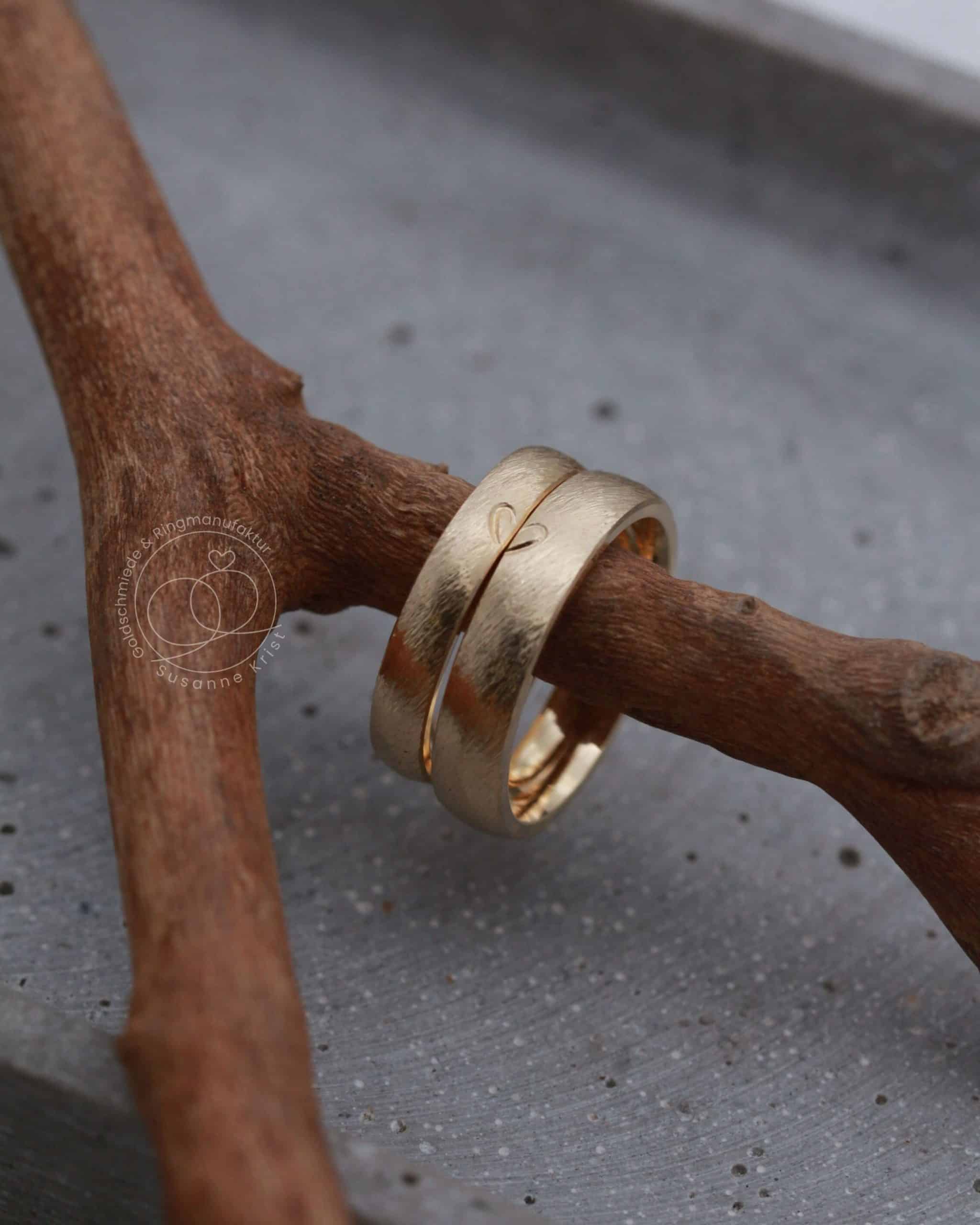 Herz Trauringe aus Gold "Zweisam" 4 Goldringe mit Herz namens Zweisam