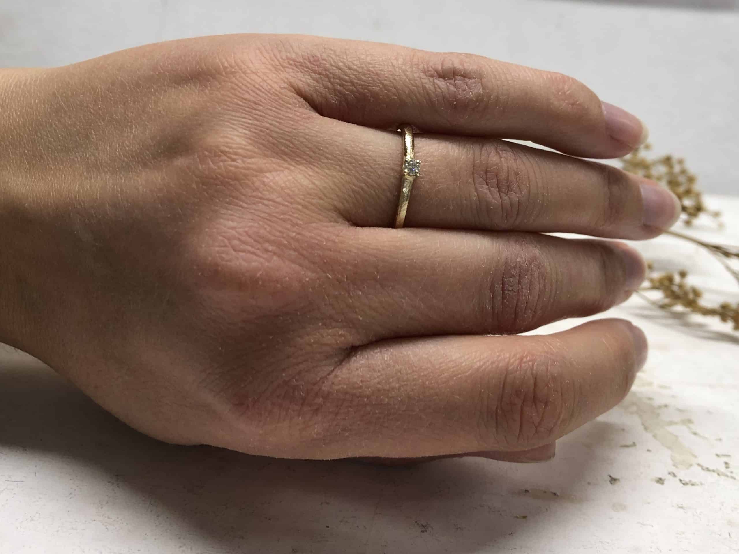 Zerkratzter Verlobungsring mit Stein "Liti 1" 9 Goldverlobungsring mit weissem Stein Handbild Liti 1