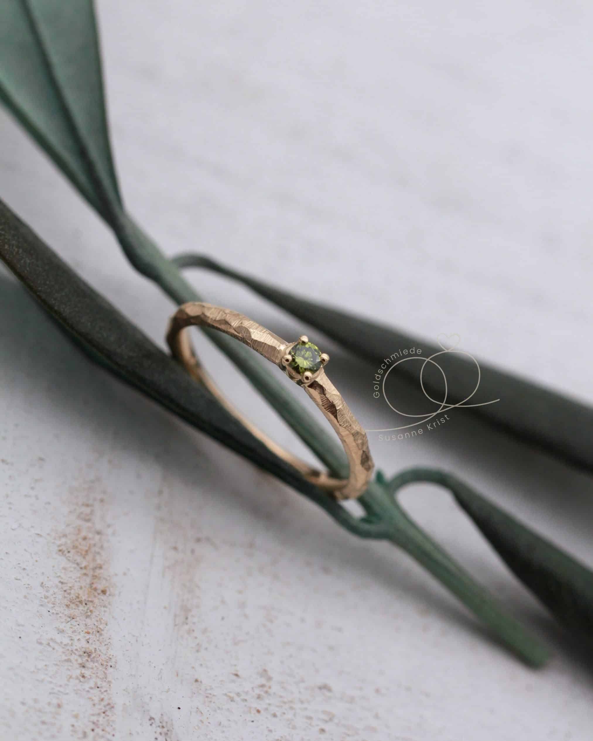 Verlobungsring mit grünem Stein "Olivi 1" 20 Grüner Stein Goldring Olivi