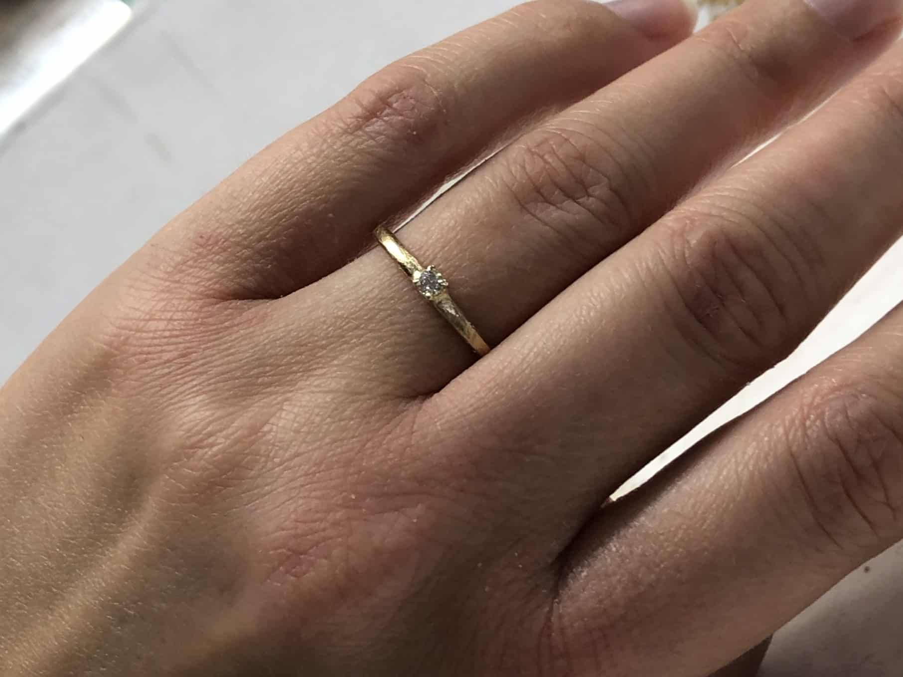 Zerkratzter Verlobungsring mit Stein "Liti 1" 8 Handbild vom Verlobungsring mit Kratzern Liti 1