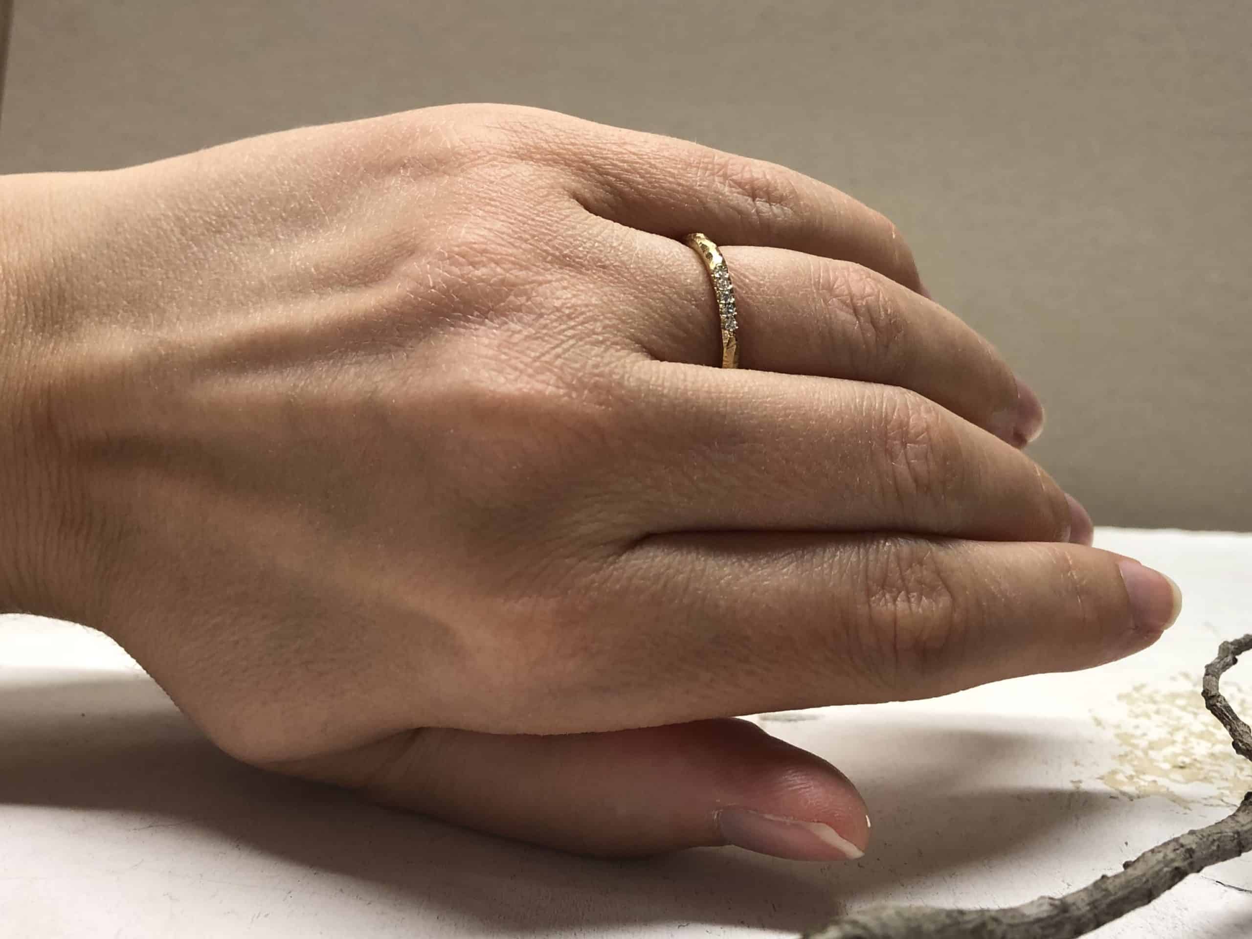 Memoire Ring mit fünf Steinen und Struktur "Fasetti 1" 8 Handbild vom Memoire Ring mit Struktur und fünf Steinchen Fasetti 1