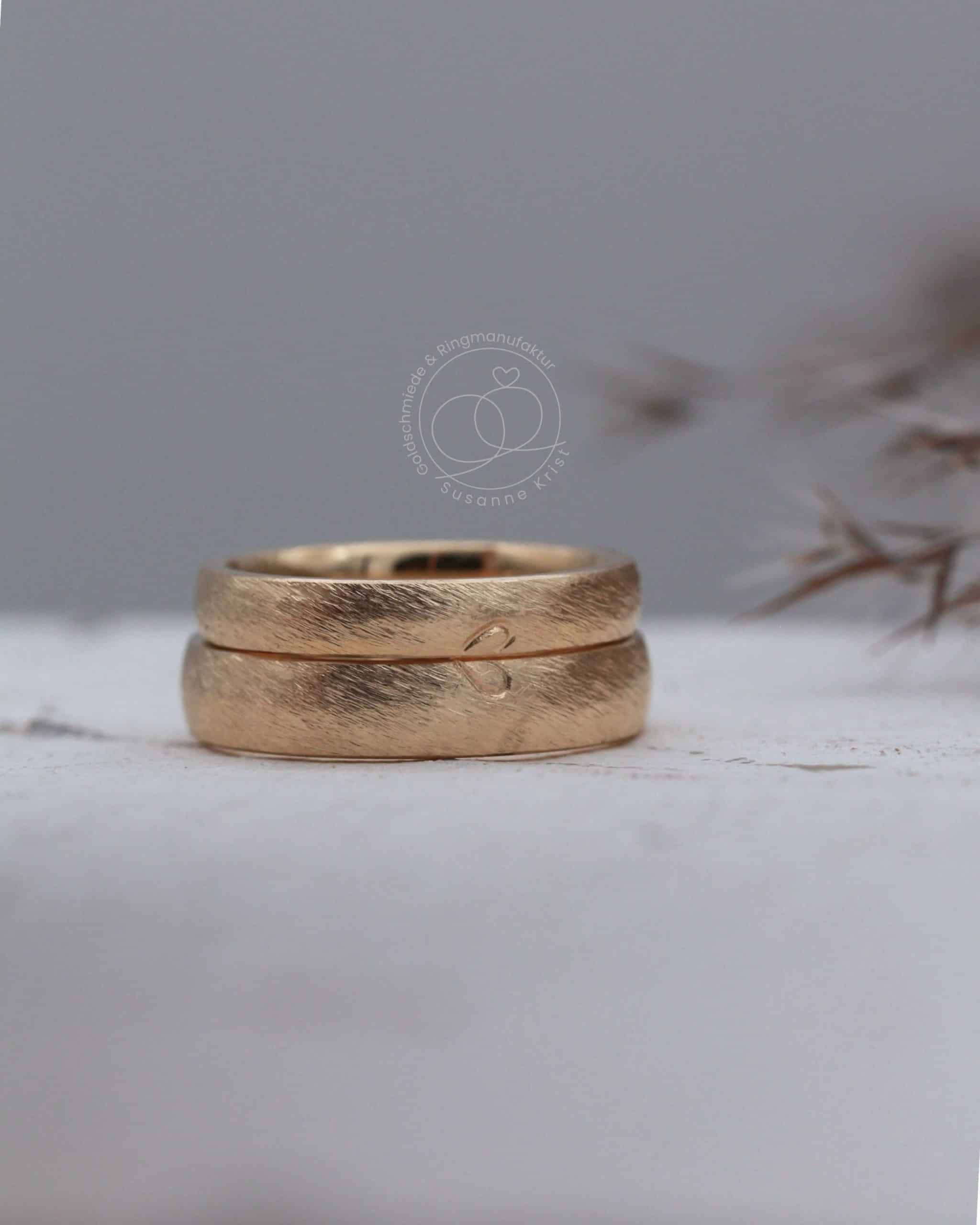 Herz Trauringe aus Gold "Zweisam" 2 Herz Trauringe Gold mit Herzhälften Zweisam