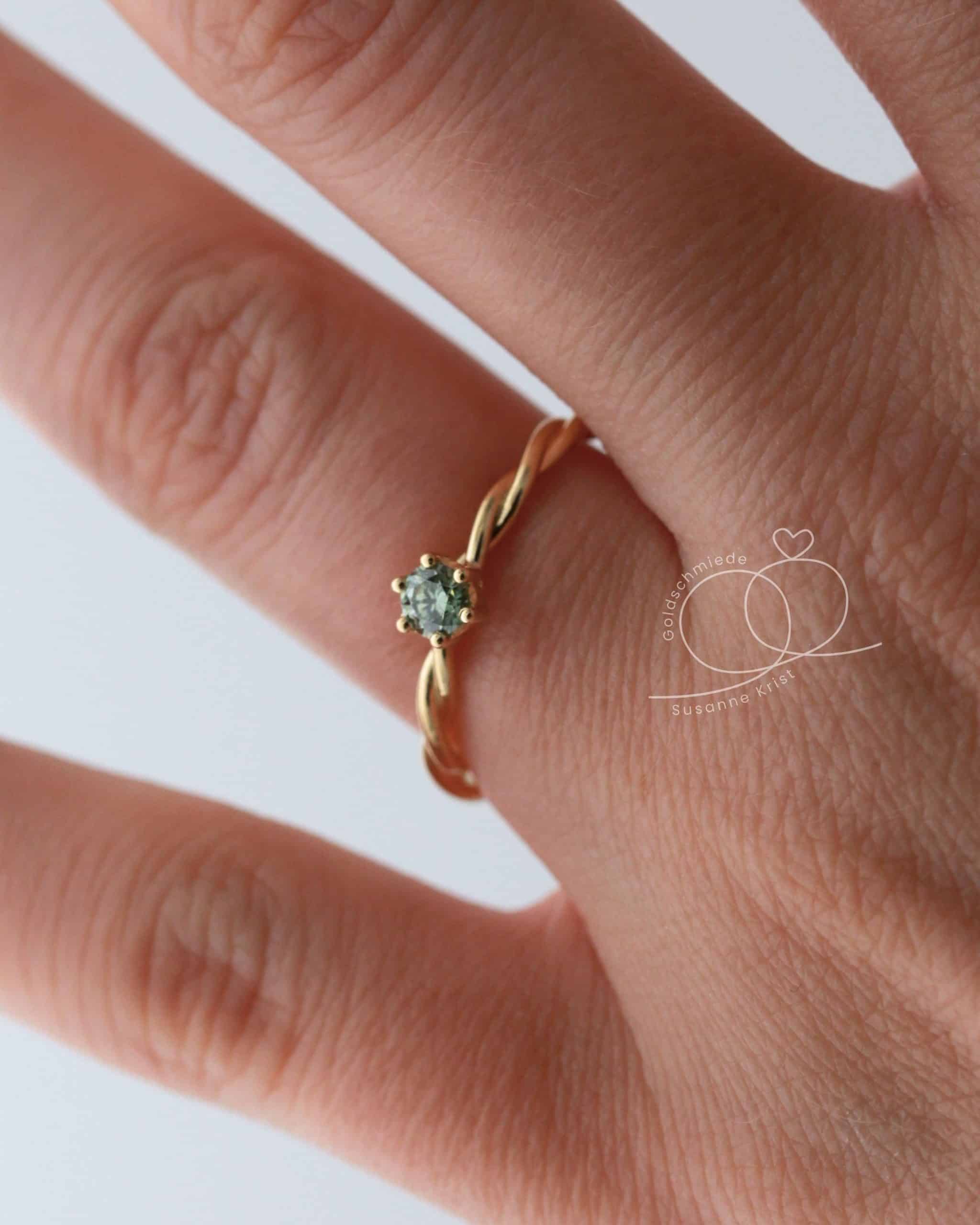Goldring grüner Stein "Bria" 10 Kordel Ring mit grünem Stein Bria
