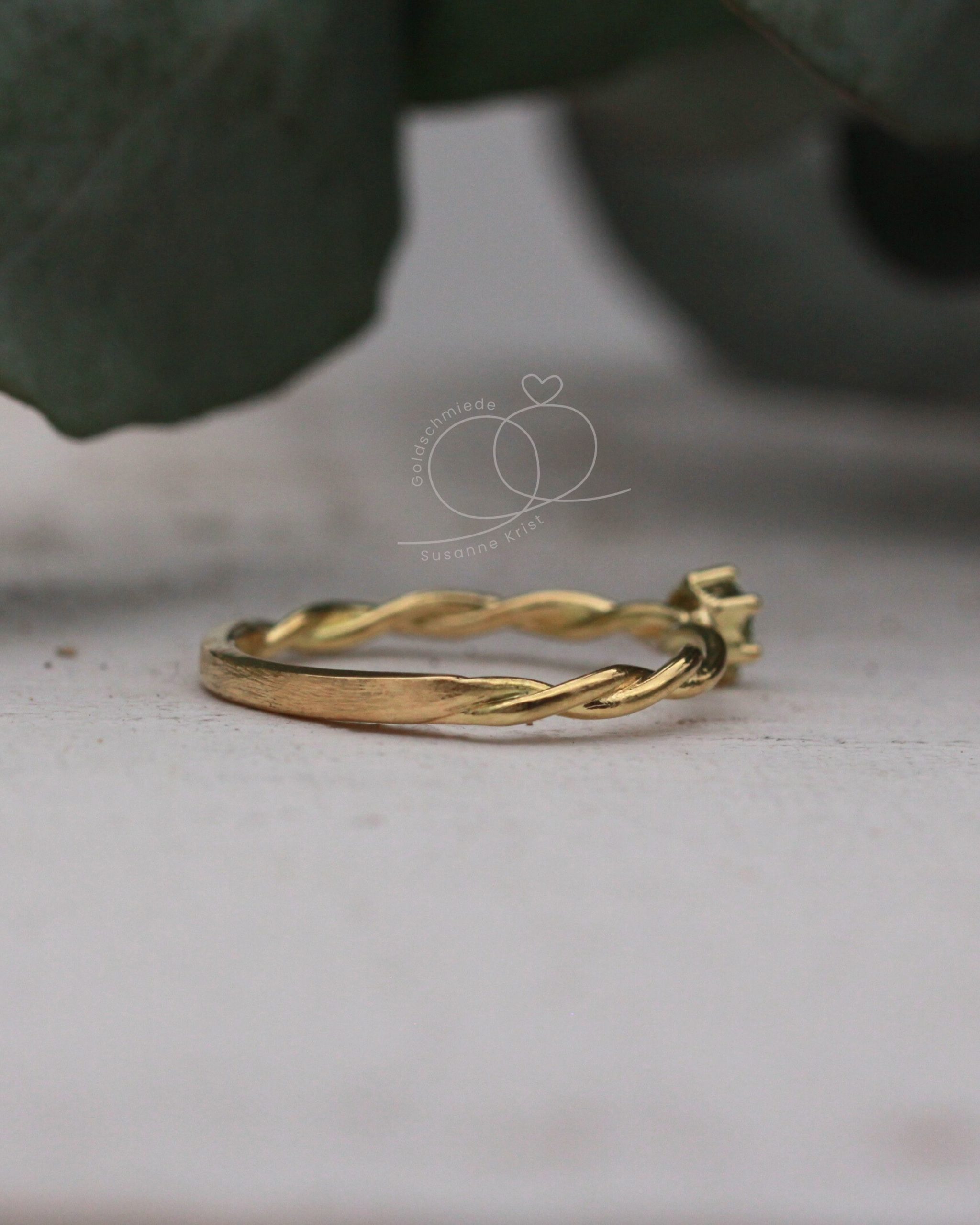 Goldring grüner Stein "Bria" 9 Kordelring mit Stein Gold Bria