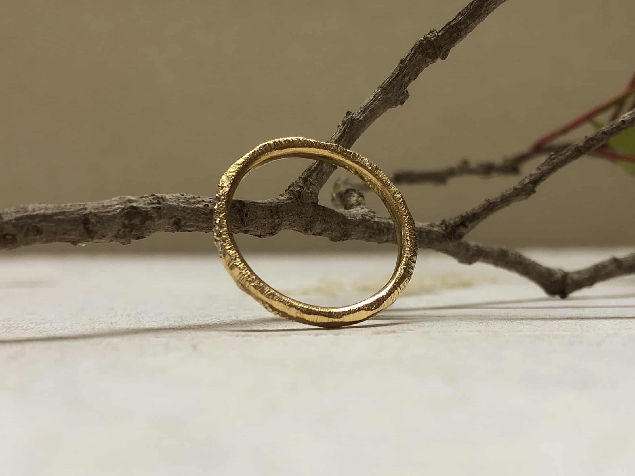 Memoire Ring mit fünf Steinen und Struktur "Fasetti 1" 7 Rauer Verlobungsring mit vielen Steinchen Fasetti 1