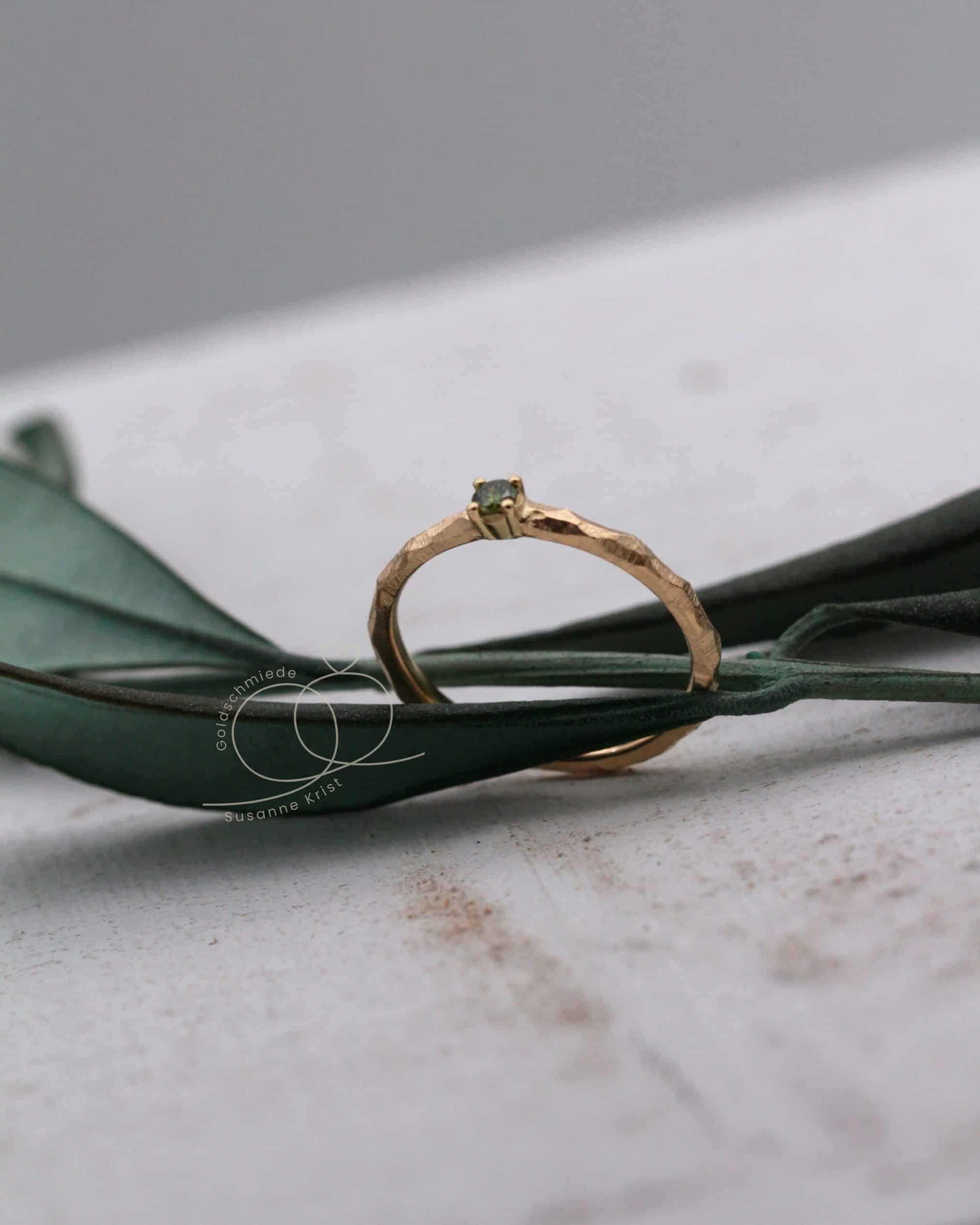 Verlobungsring mit grünem Stein "Olivi 1" 19 Ring aus Gold grüner Stein Olivi