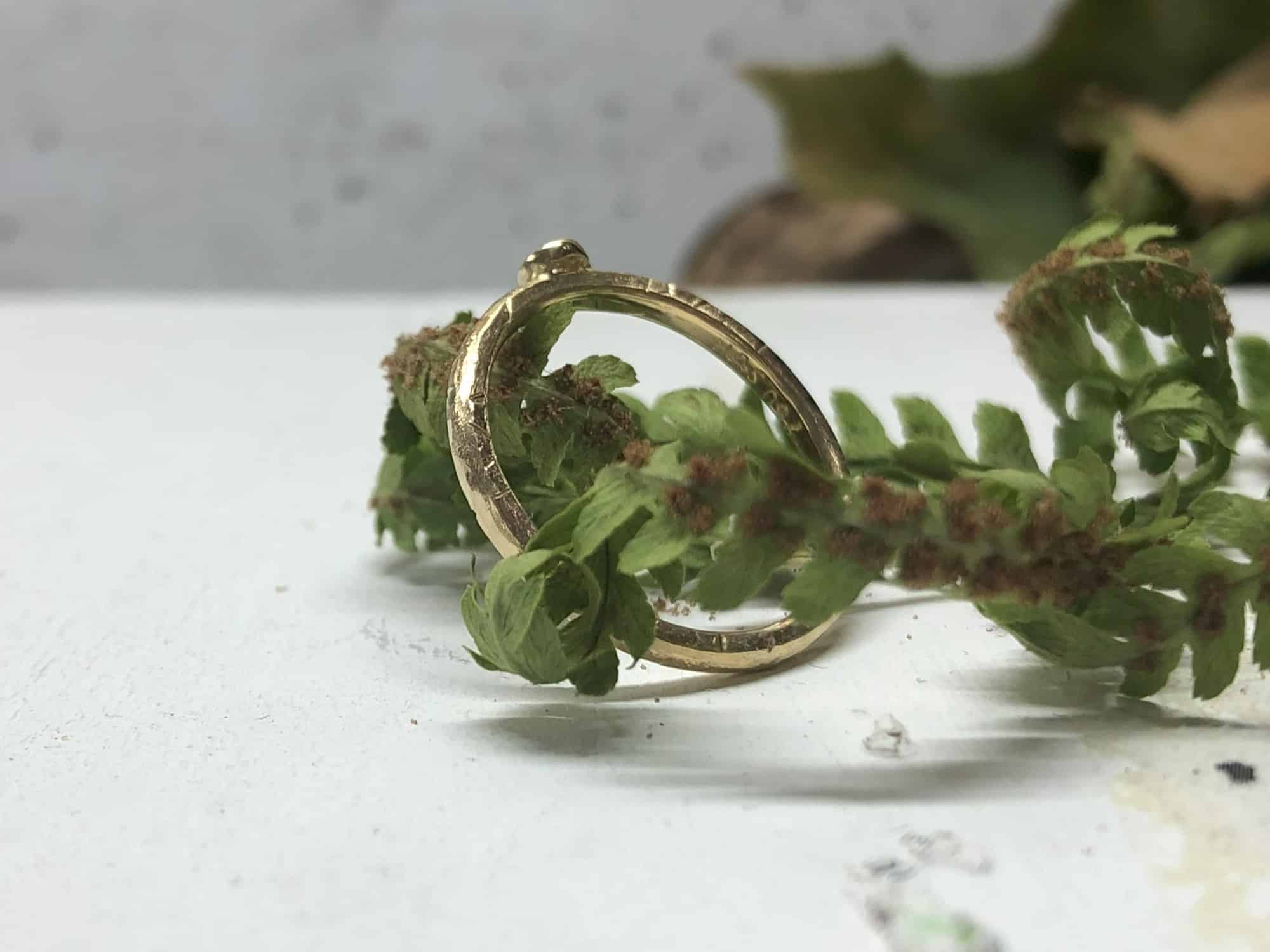 Geschmiedeter Vorsteckring mit Stein "Iveti 1" 7 Ring der am Trauring getragen werden kann Iveti 1