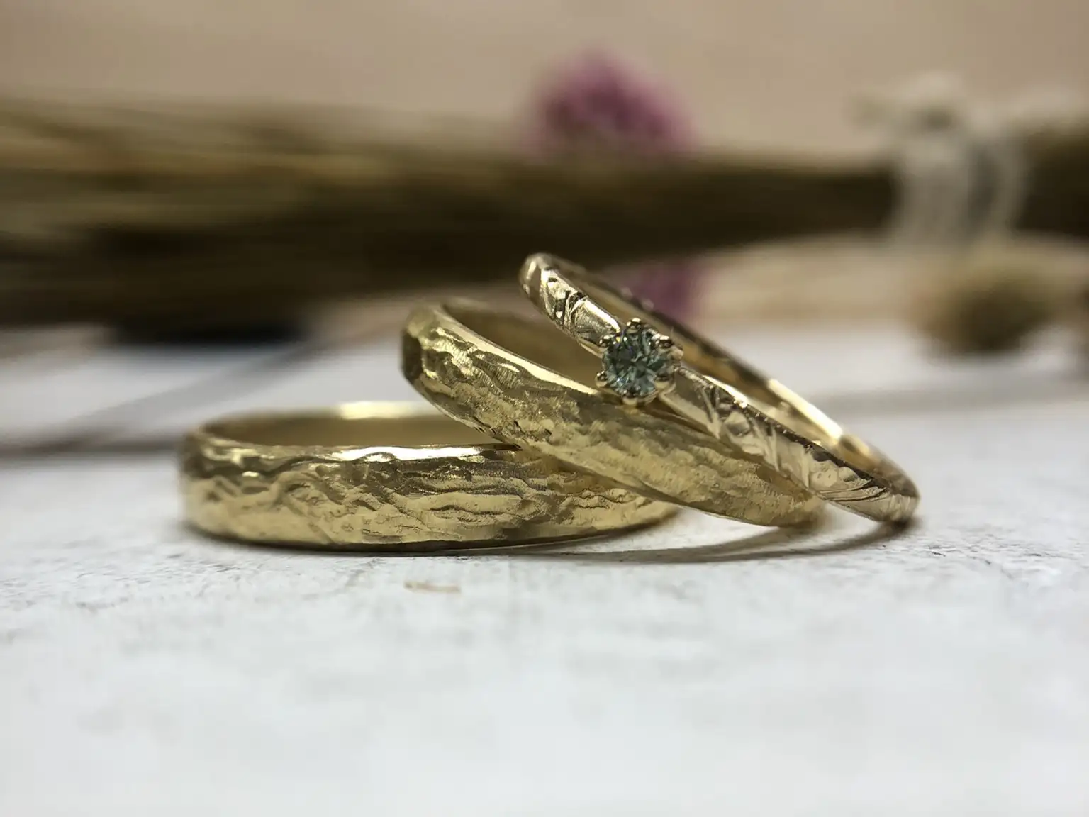 Natur Verlobungsring "Fori" 9 Ring mit grünem Stein Fori und Eheringen dazu