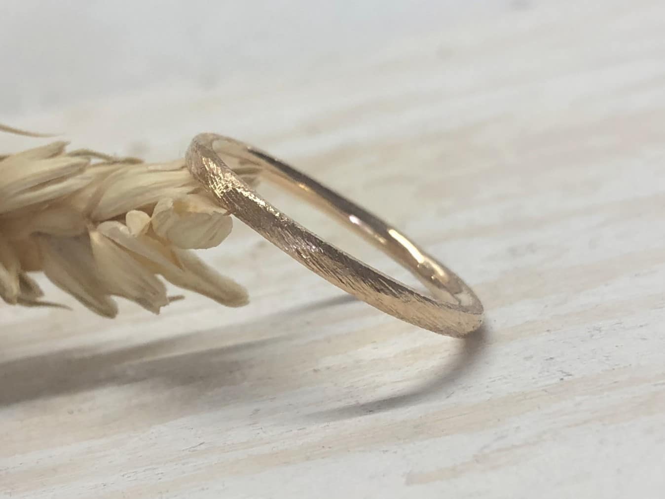 Robuster Rosegoldring ohne Stein "Areni 1" 12 Robuster Rosegold Ring mit Muster Areni 1