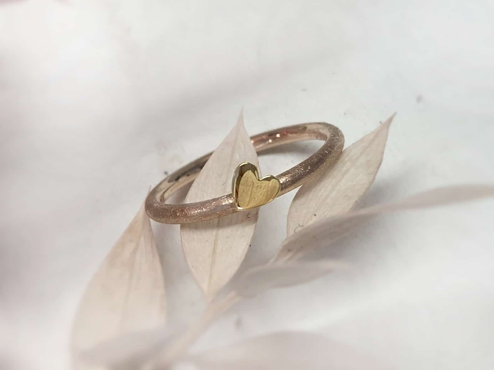 Rotgold Herzring "Ellara 1" 4 Herzverlobungsring aus Rotgold Ellara 1