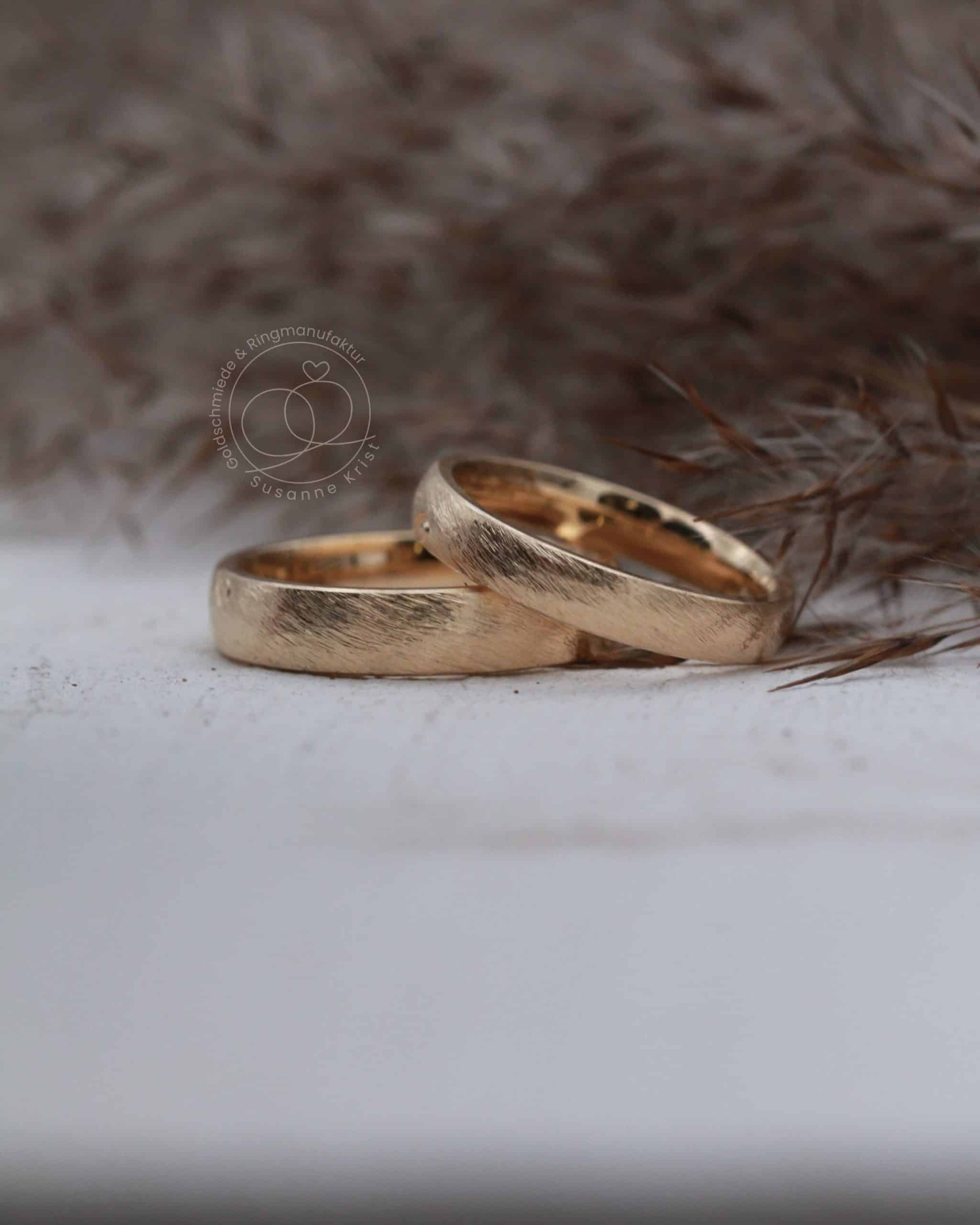 Herz Trauringe aus Gold "Zweisam" 11 Schlichte Trauringe mit Herz Zweisam