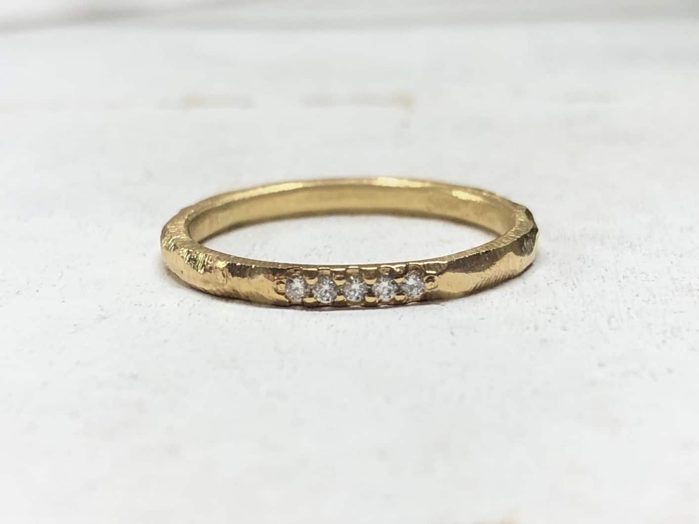 Memoire Ring mit fünf Steinen und Struktur "Fasetti 1" 3 Schmaler Memoire Ring mit Hammerschlag und fünf weissen Steinen Fasetti 1
