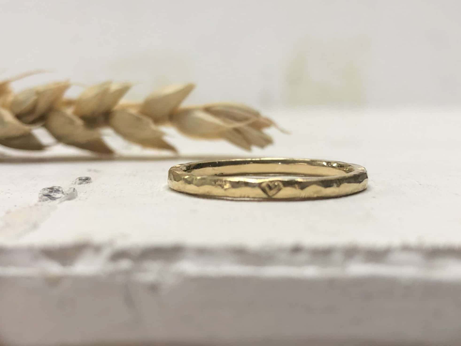 Schmaler Hammerschlagring mit Herz "Aridene" 5 Schmaler gehämmerter Ring aus Gold mit Herz Aridene
