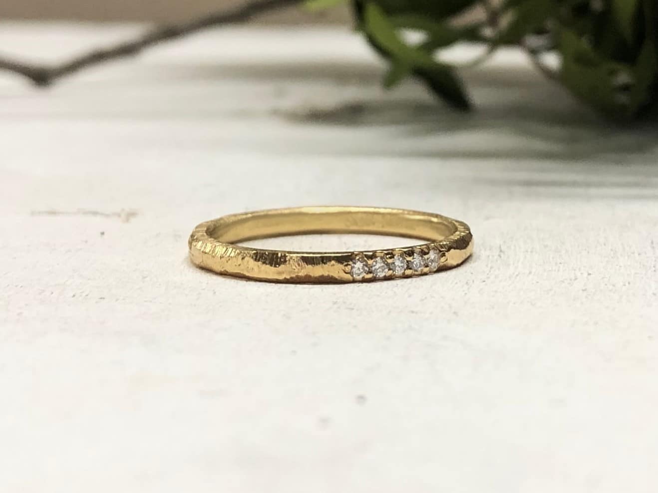 Memoire Ring mit fünf Steinen und Struktur "Fasetti 1" 6 Schmaler geschmiedeter Goldring mit vielen Steinchen Fasetti 1