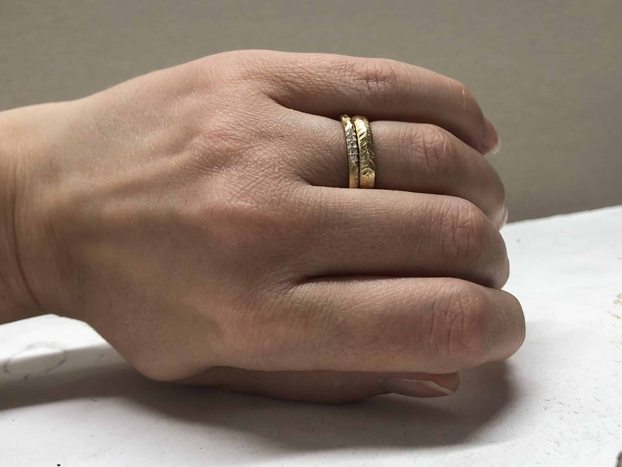 Memoire Ring mit fünf Steinen und Struktur "Fasetti 1" 11 Schmaler Hammerschlag Ring mit 5 Steinchen kombiniert zum Ehering Fasetti 1