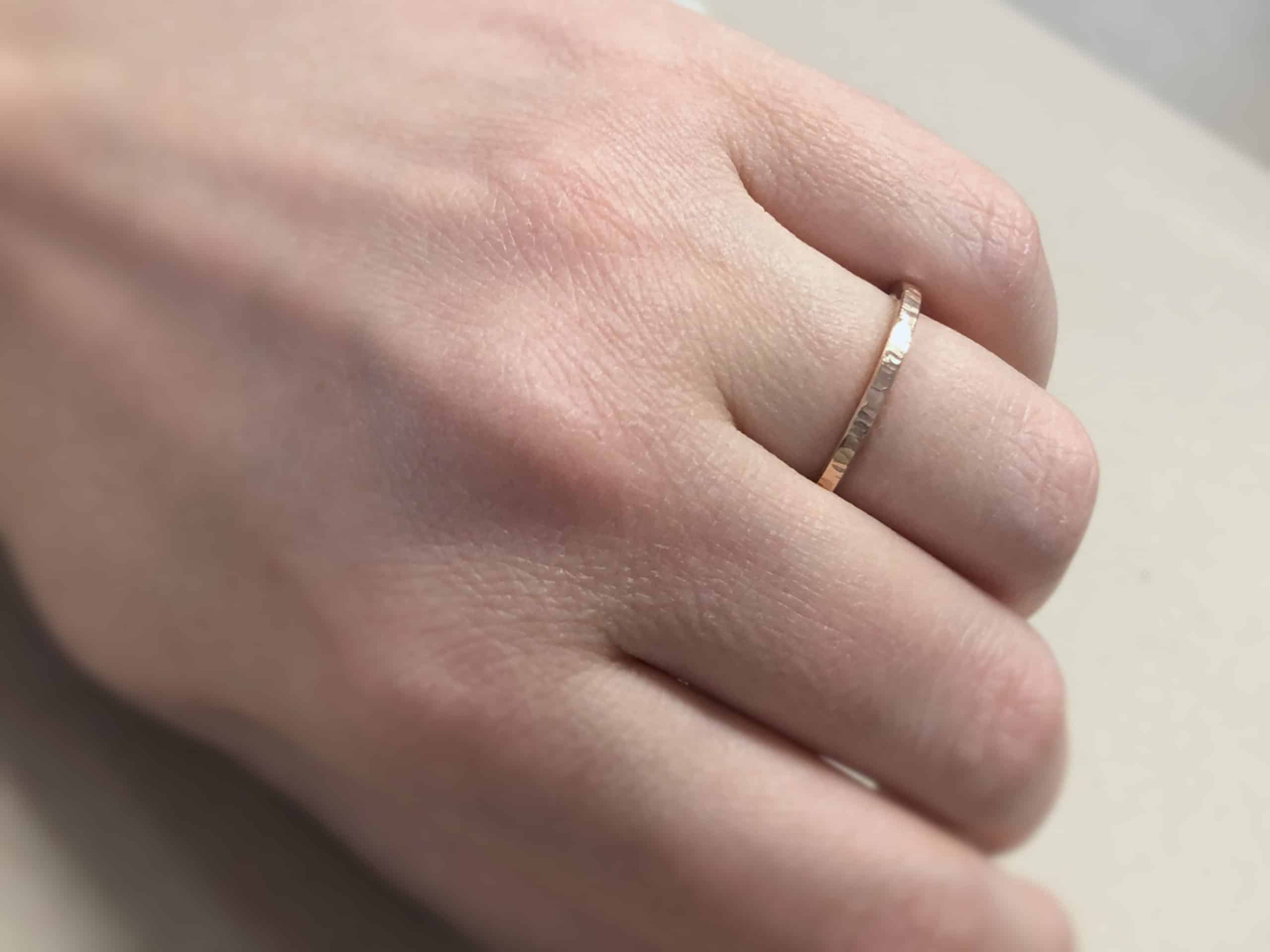 Rotgoldverlobungsring mit Baummuster "Irides 1" 6 Schmaler Verlobungsring mit Baummuster Irides an der Hand