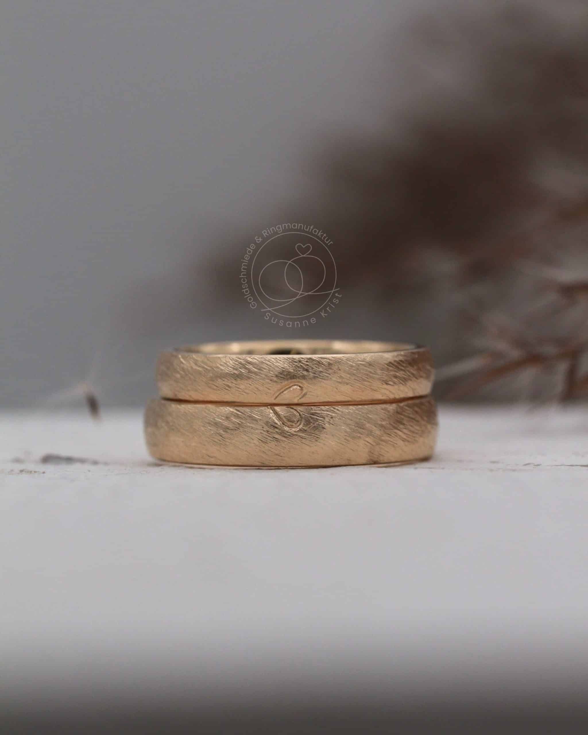 Herz Trauringe aus Gold "Zweisam" 10 Schöne und schlichte Herz Trauringe Zweisam