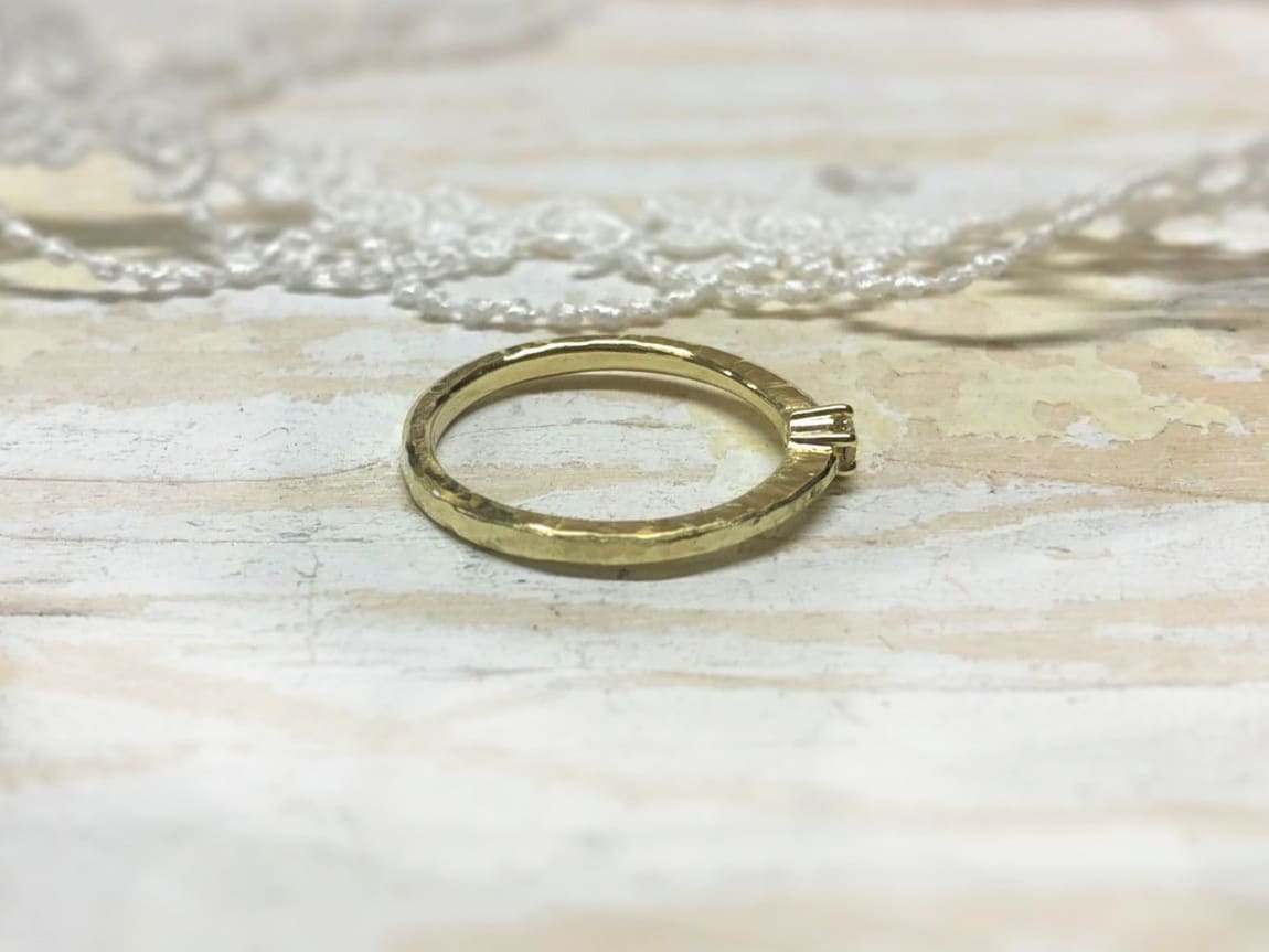 Gehämmerter Verlobungsring mit großem Stein "Solea 1" 3 Goldverlobungsring mit Struktur und großem Stein Solea1
