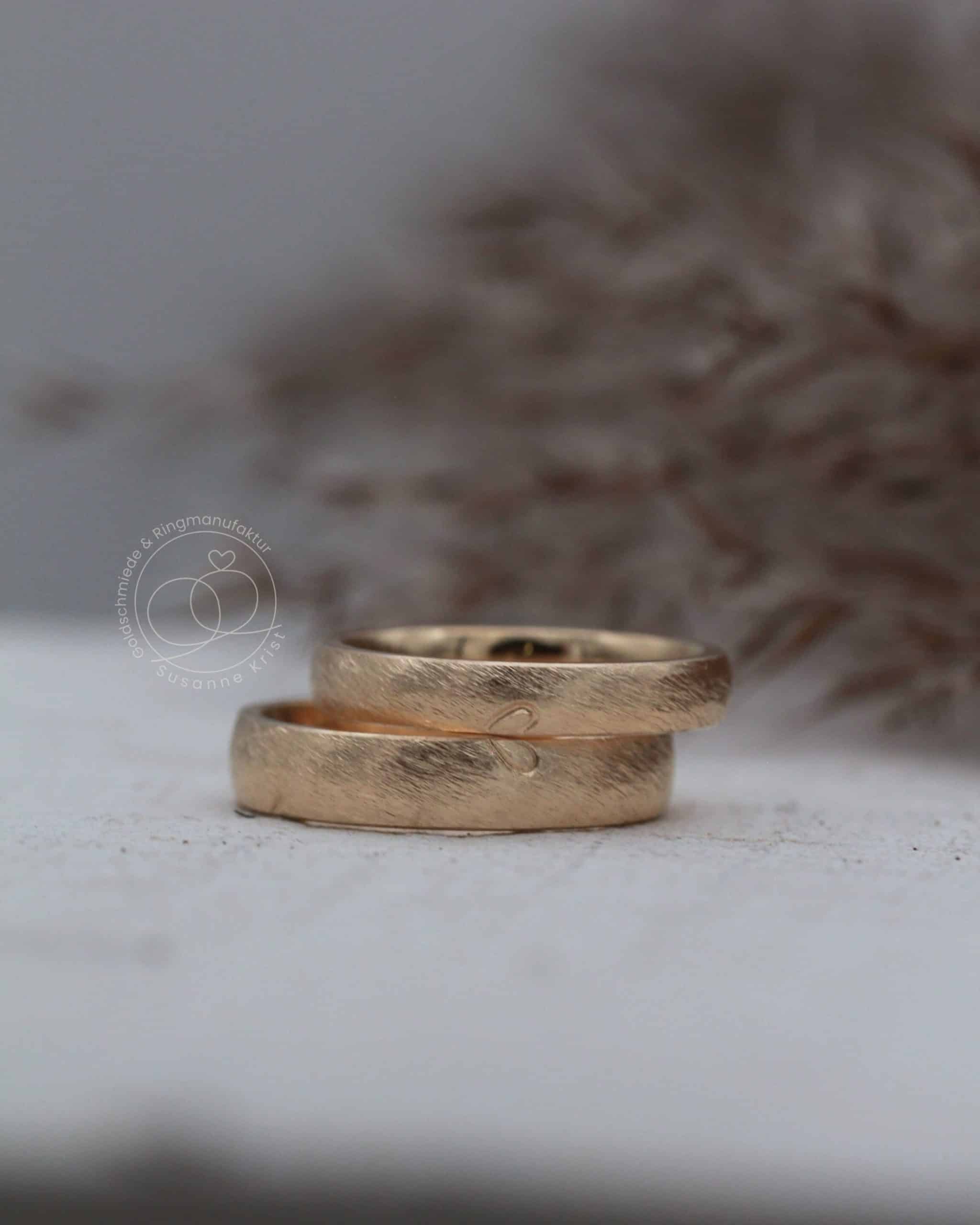 Herz Trauringe aus Gold "Zweisam" 7 Schlichte Trauringe mit Herz Zweisam