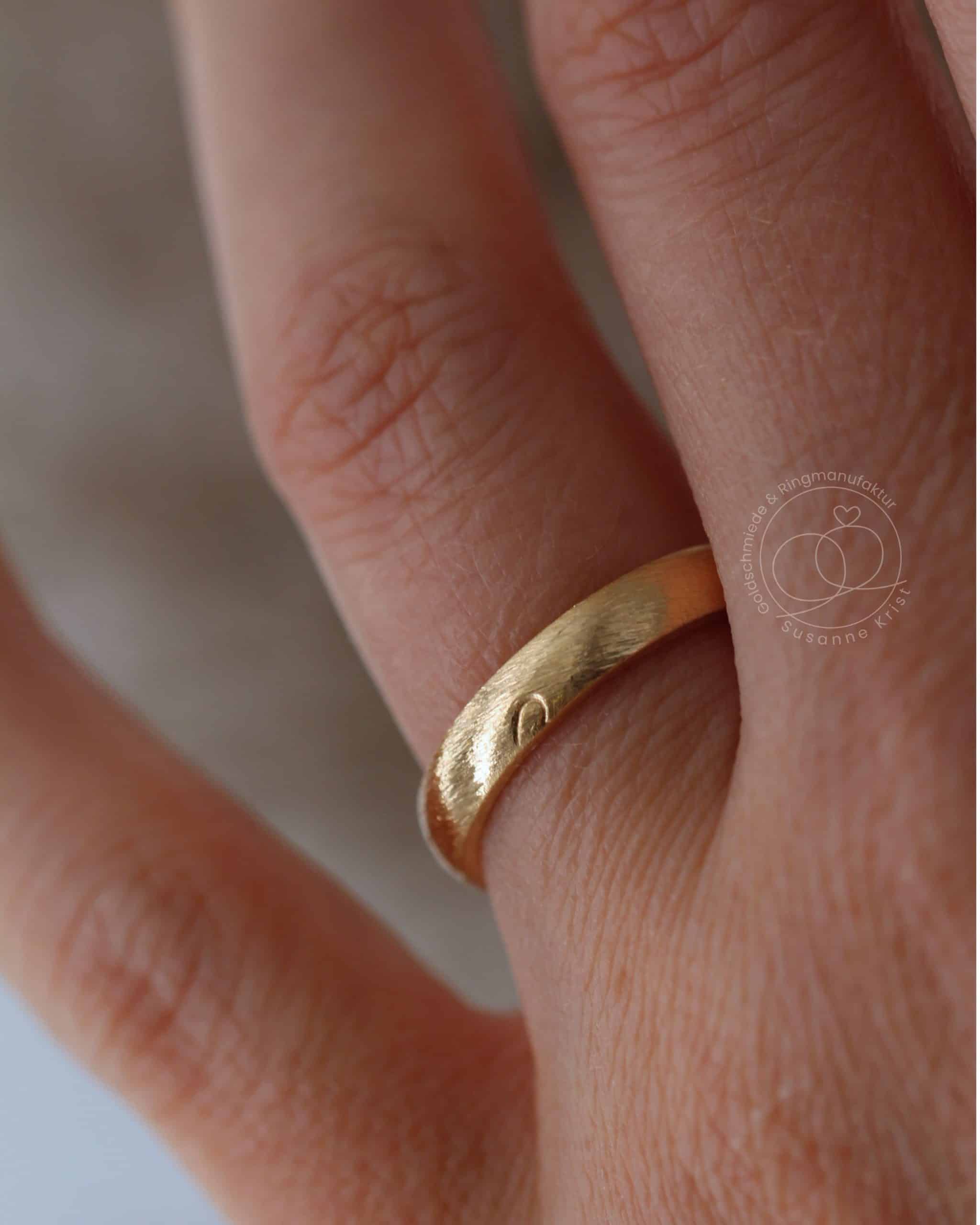 Herz Trauringe aus Gold "Zweisam" 5 Trauringe vom Goldschmied schlicht