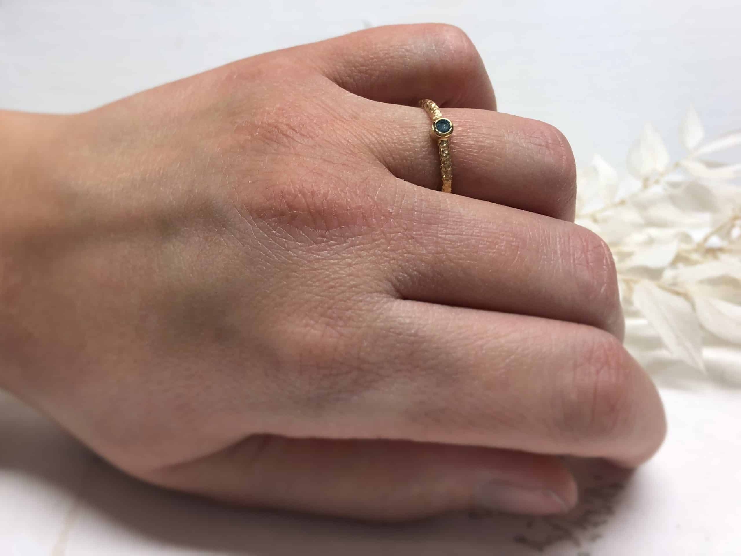 Rosegoldring mit blauem Stein "Thetes 2" 4 Verlobungsring mit glatter Fassung und blauem Stein Thetes 2 an der linken Hand
