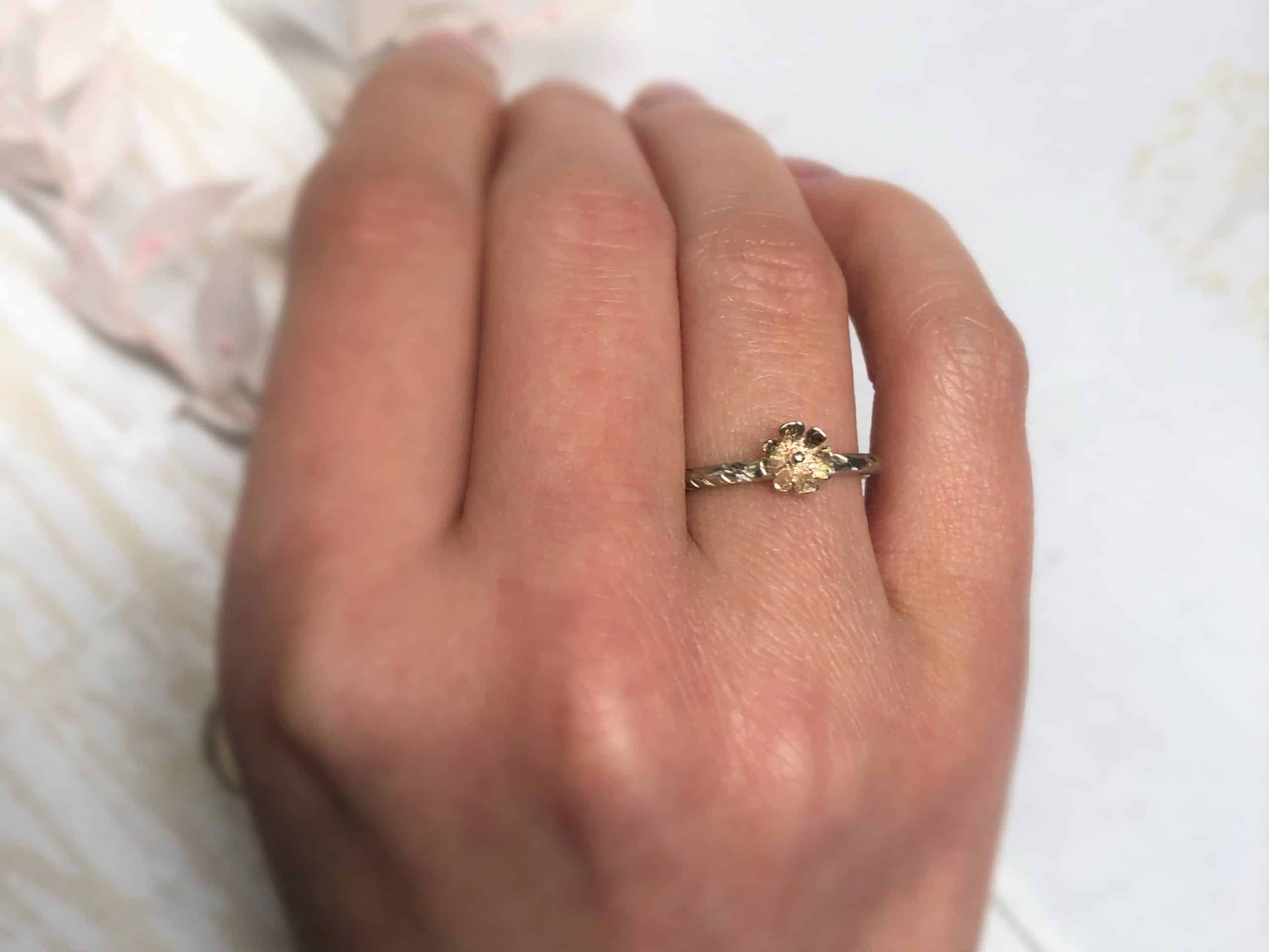 Verlobungsring mit Blume "Chrysante" 5 Verlobungsring mit Blume "Chrysante" – Bild 5