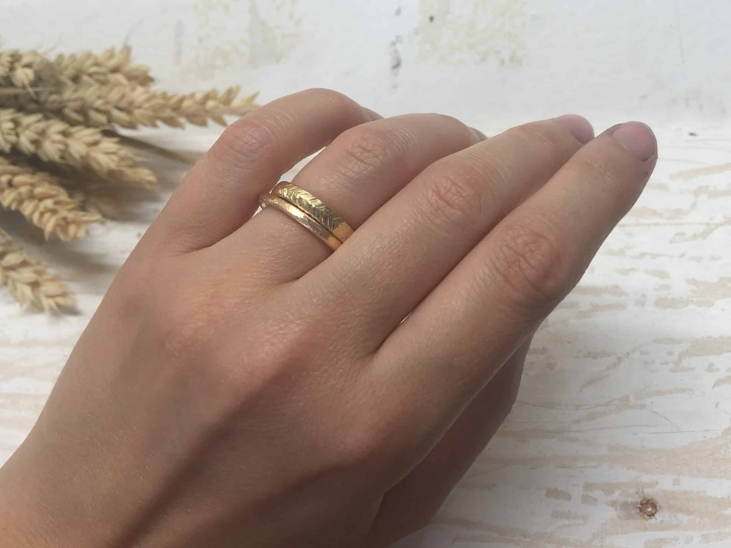 Robuster Rosegoldring ohne Stein "Areni 1" 6 Vorsteckring bzw. Verlobungsring aus Rosegold ohne Stein Areni 1 am Ehering getragen