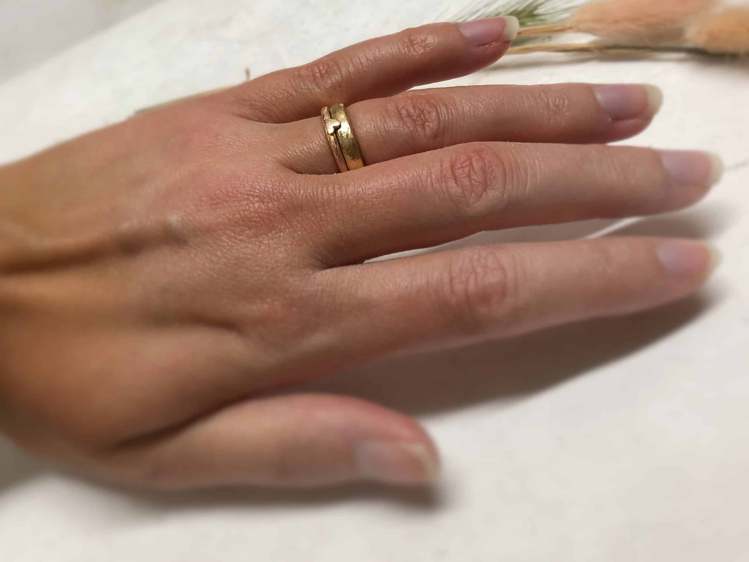 Rotgold Herzring "Ellara 1" 7 Vorsteckring mit Herz Ellara 1 an der Hand