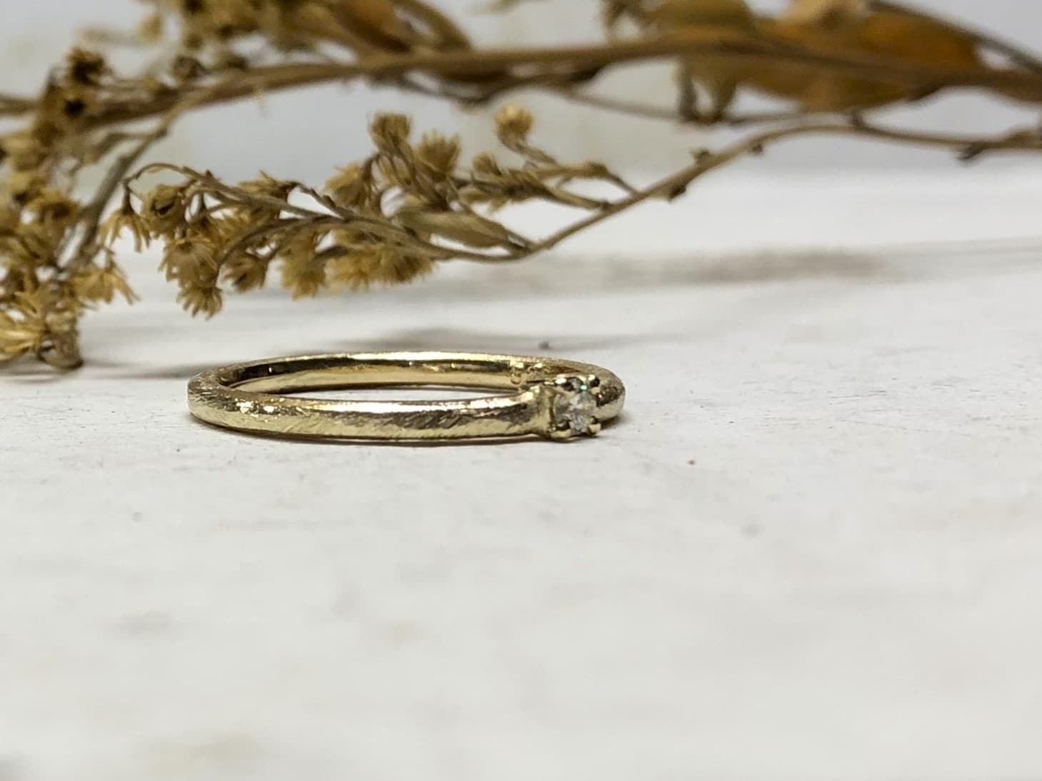 Zerkratzter Verlobungsring mit Stein "Liti 1" 4 Vorsteckring in Gold mit weissem Stein Liti 1
