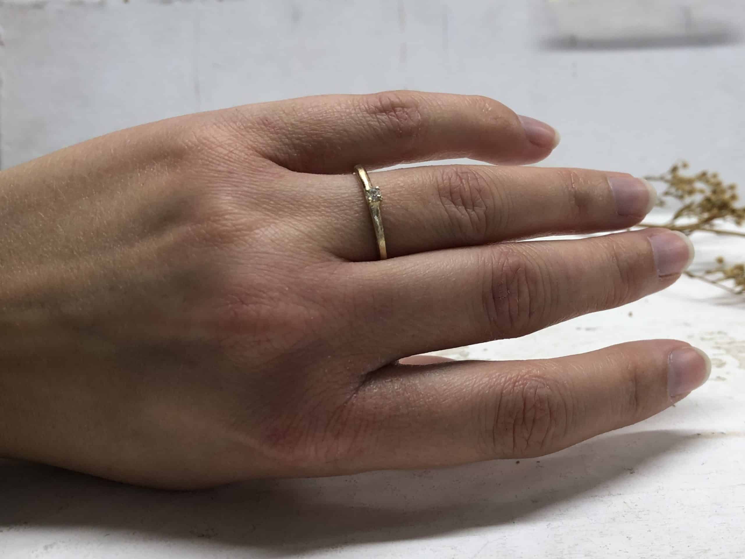Zerkratzter Verlobungsring mit Stein "Liti 1" 6 Zerkratzter Verlobungsring mit Stein Handbild Liti 1